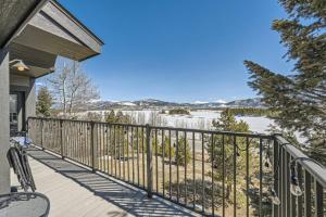 Μπαλκόνι ή βεράντα στο Lake Forest Alpine View: Lake Mountain Views