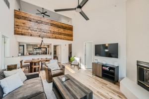 Μια τηλεόραση ή/και κέντρο ψυχαγωγίας στο Lake Forest Alpine View: Lake Mountain Views