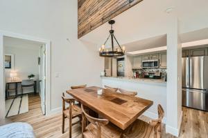 Η κουζίνα ή μικρή κουζίνα στο Lake Forest Alpine View: Lake Mountain Views +21 φωτογραφίες