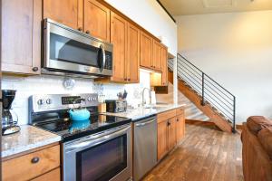 Køkken eller tekøkken på Fifth Main Condo - Downtown, Mountain Views