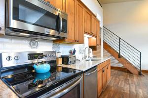 Køkken eller tekøkken på Fifth Main Condo - Downtown, Mountain Views + 22 billeder