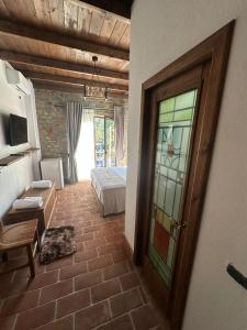 Μια τηλεόραση ή/και κέντρο ψυχαγωγίας στο Kështjella M&D , Ndoq Tiranë