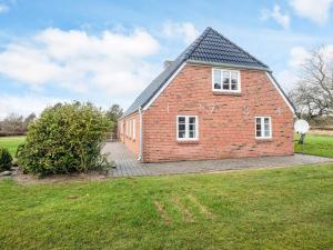 a red brick house with a gambrel roof at 5 person holiday home in Rømø in Toftum