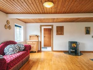 ein Wohnzimmer mit einem Sofa und einem Holzofen in der Unterkunft Charming Country Retreat - By Traum Ferienwohnungen in Toftum + 17 Fotos