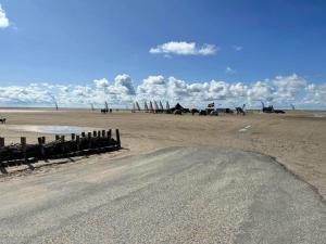 ein Strand mit mehreren Flugzeugen im Sand in der Unterkunft Charming Country Retreat - By Traum Ferienwohnungen in Toftum