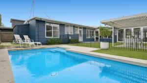 een zwembad voor een huis bij La Plage Portsea in Portsea
