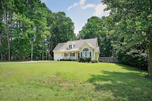 una casa con un gran patio con césped verde en Majestic Home in Summer Oaks, en Apex