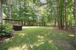 Un jardín fuera de Majestic Home in Summer Oaks