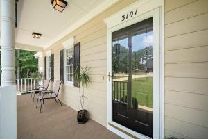 Majestic Home in Summer Oaks في أبيكس: باب امامي لبيت به طاولة وكراسي