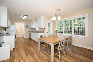 Una cocina con una mesa y sillas en una habitación. en Majestic Home in Summer Oaks, en Apex