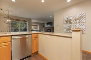 布雷肯里奇Longbranch Pine Condo: Great Location的厨房配有台面和冰箱 更多29张照片