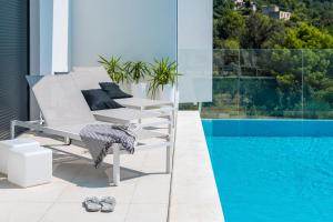 ein Paar Sandalen neben einem Pool in der Unterkunft Ferienhaus mit Privatpool für 8 Personen ca 200 m in Veliko Brdo, Dalmatien Biokovo-Gebirge in Veliko Brdo