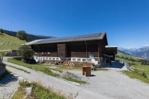 un gran edificio de madera en la cima de una colina en Hof Quadra, en Flerden