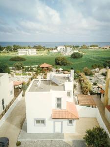 eine Luftansicht eines weißen Hauses in der Unterkunft Ferienhaus mit Privatpool für 6 Personen ca 100 m in Gennadio, Dodekanes Rhodos - b44431 in Gennadi