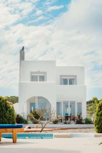 ein weißes Haus mit einem Pool davor in der Unterkunft Ferienhaus mit Privatpool für 6 Personen ca 100 m in Gennadio, Dodekanes Rhodos - b44431 in Gennadi