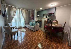 Χώρος καθιστικού στο VR Suite Santiago