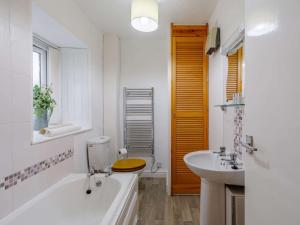 une salle de bain avec une baignoire, des toilettes et un lavabo dans l'établissement 2 Bed in Keswick 86393, à Rosthwaite 12 autres photos