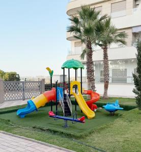 Ο χώρος παιχνιδιού για παιδιά στο Modern apartment with pool, private parking