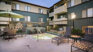 Hồ bơi trong/gần 2-Bd LUXE Retreat Near Beach & Pool