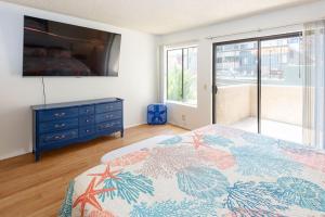 Giường trong phòng chung tại 2-Bd LUXE Retreat Near Beach & Pool +7 ảnh