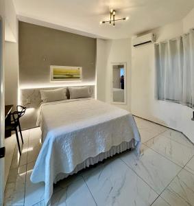 a bedroom with a large white bed in a room at 957 golden fortaleza frente mar in Fortaleza