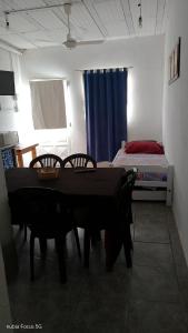 ein Zimmer mit einem Tisch und Stühlen und einem Bett in der Unterkunft lo de andres y marina in Arroyo de Los Patos