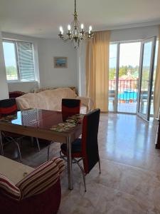 Bazén v ubytování Двух комнатная квартира с видом на море nebo v jeho okolí