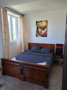 Postel nebo postele na pokoji v ubytování Двух комнатная квартира с видом на море