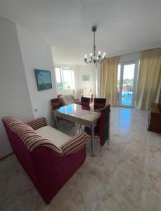 TV a/nebo společenská místnost v ubytování Двух комнатная квартира с видом на море + 12 fotografií