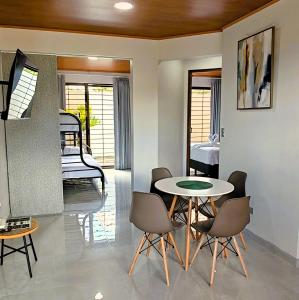 Χώρος καθιστικού στο Fortuna River Way Apartments