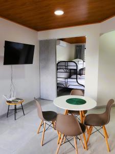 Μια τηλεόραση ή/και κέντρο ψυχαγωγίας στο Fortuna River Way Apartments