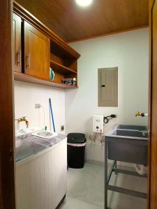 Η κουζίνα ή μικρή κουζίνα στο Fortuna River Way Apartments