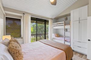 Ένα ή περισσότερα κρεβάτια σε δωμάτιο στο Hale Kai at Turtle Bay Golf Course