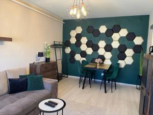 ein Wohnzimmer mit Sofa und Tisch in der Unterkunft Bella Apartman Debrecen in Debrecen