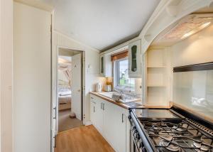 Η κουζίνα ή μικρή κουζίνα στο Rowanbank Caravan Park