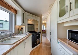 Η κουζίνα ή μικρή κουζίνα στο Rowanbank Caravan Park