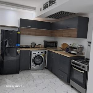 une cuisine avec un lave-linge et un lave-vaisselle dans l'établissement الغردقه قريه فنادير باى, à Hurghada