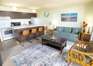 ein Wohnzimmer mit Couch und Küche in der Unterkunft 26th Floor Ocean-View Waikiki Condo 26th Floor, 2 Queens, Free Parking in Honolulu