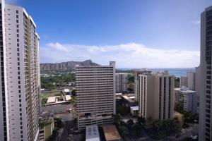 eine Luftaufnahme einer Stadt mit hohen Gebäuden in der Unterkunft 26th Floor Ocean-View Waikiki Condo 26th Floor, 2 Queens, Free Parking in Honolulu