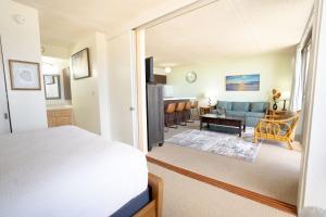 ein Schlafzimmer mit Bett und ein Wohnzimmer in der Unterkunft 26th Floor Ocean-View Waikiki Condo 26th Floor, 2 Queens, Free Parking in Honolulu