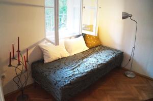 een bed in een kamer met een raam bij DAS Schönbrunn Apartment! in Wenen