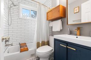 une salle de bain avec toilettes, lavabo et baignoire dans l'établissement Modern 4BR Getaway 3 Min to OldTown Walk to Metro, à Alexandria 32 autres photos