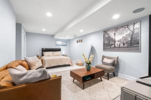 un salon avec un lit et un canapé dans l'établissement Modern 4BR Getaway 3 Min to OldTown Walk to Metro, à Alexandria