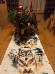 ein Tisch mit einem Weihnachtsbaum und einem Tigerfell in der Unterkunft Domek Sol Wilcza Zagroda in Kudowa-Zdrój