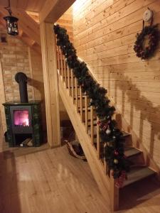 eine Treppe in einer Hütte mit Weihnachtsdekoration in der Unterkunft Domek Sol Wilcza Zagroda in Kudowa-Zdrój