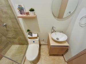 ein Badezimmer mit Toilette, Waschbecken und Spiegel in der Unterkunft Hotel Casa Obed in Cartagena de Indias + 38 Fotos