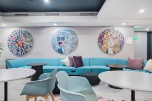 Χώρος καθιστικού στο Contemporary Comfort Rooftop Views & Full Kitchen