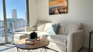 Χώρος καθιστικού στο Contemporary Comfort Rooftop Views & Full Kitchen