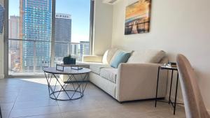 Χώρος καθιστικού στο Contemporary Comfort Rooftop Views & Full Kitchen