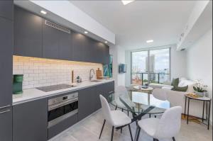 Η κουζίνα ή μικρή κουζίνα στο Contemporary Comfort Rooftop Views & Full Kitchen +37 φωτογραφίες